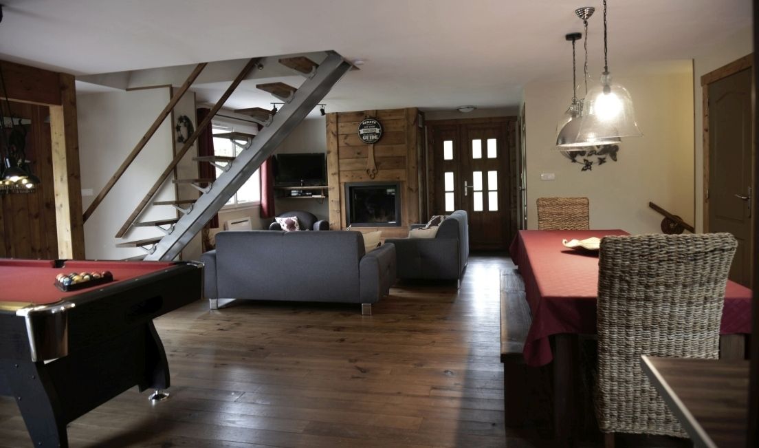 vue sur le salon et sa cheminée au Chalet Clairlune